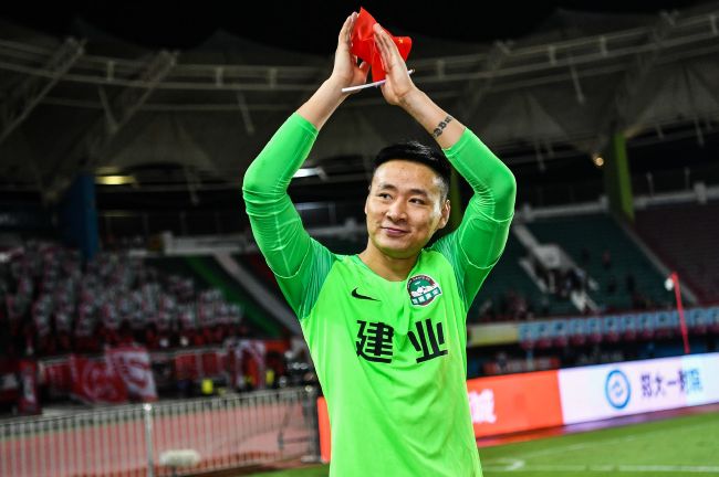 电影讲述了经历“杀猪盘”骗局的周冉（周冬雨 饰）到福建小镇寻人，通过一只鹦鹉，意外认识了林致光（章宇 饰）和许照（张宥浩 饰），却渐渐发现他们与她过去遭遇诈骗的经历有关